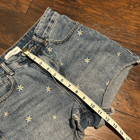 KHAKI & BLUE high-waisted stretch denim shorts with raw hem and white daisies - Picture 3 of 9